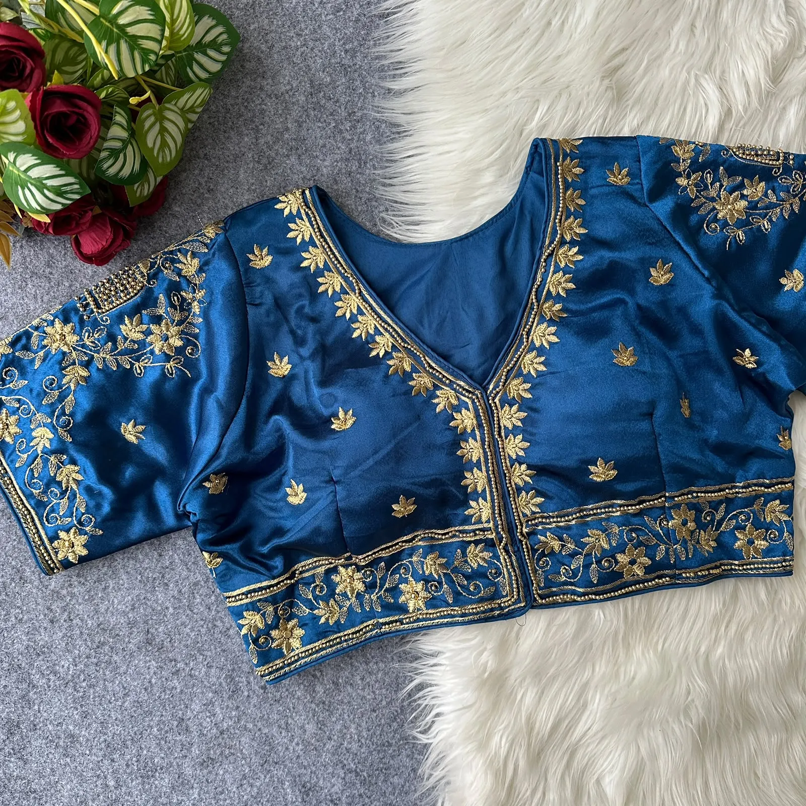 Aariwork Front Huk Pure Silk. Blouse 5