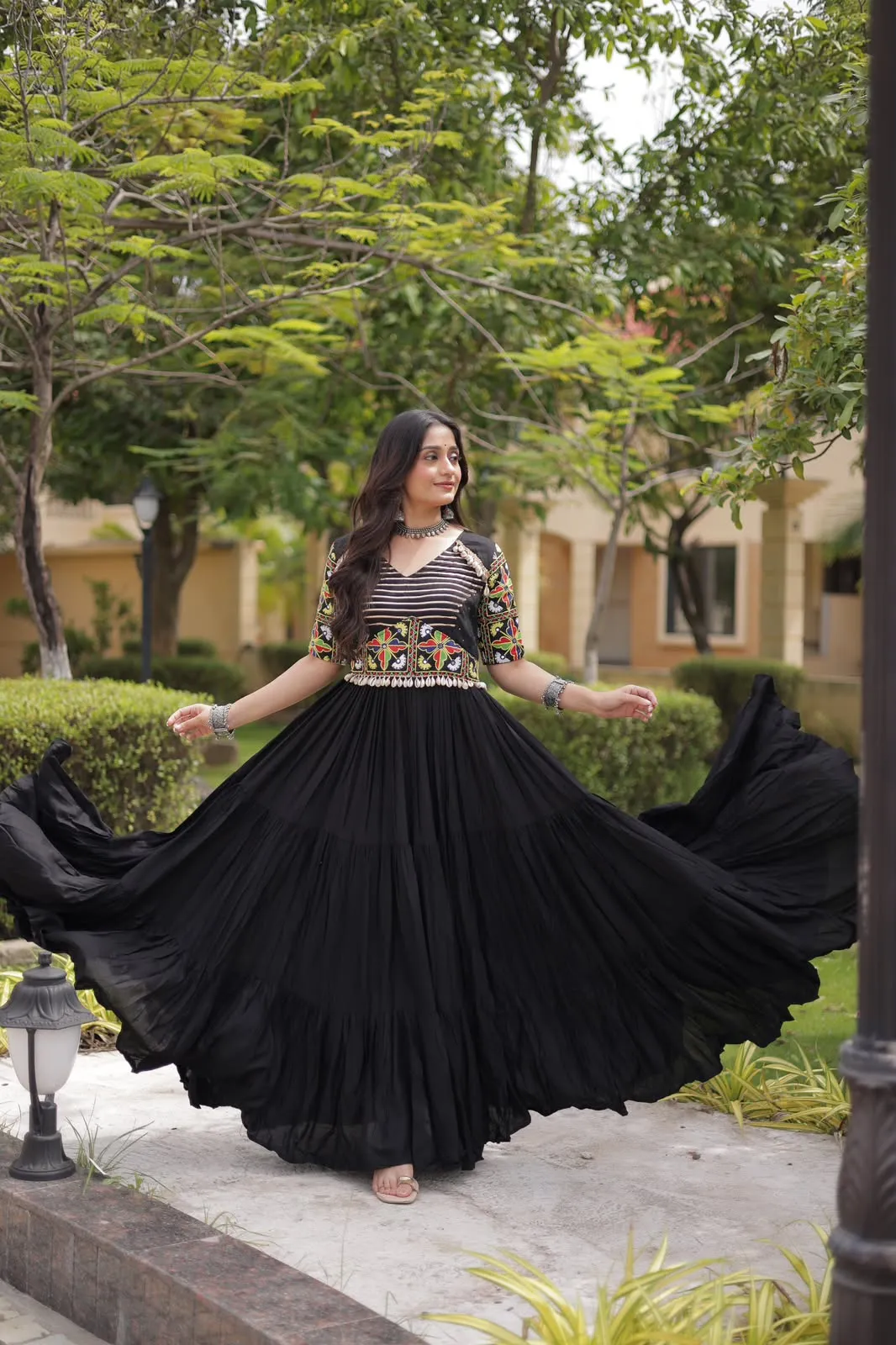 LW 9354 Black 14 Kg Reyon Gown 2